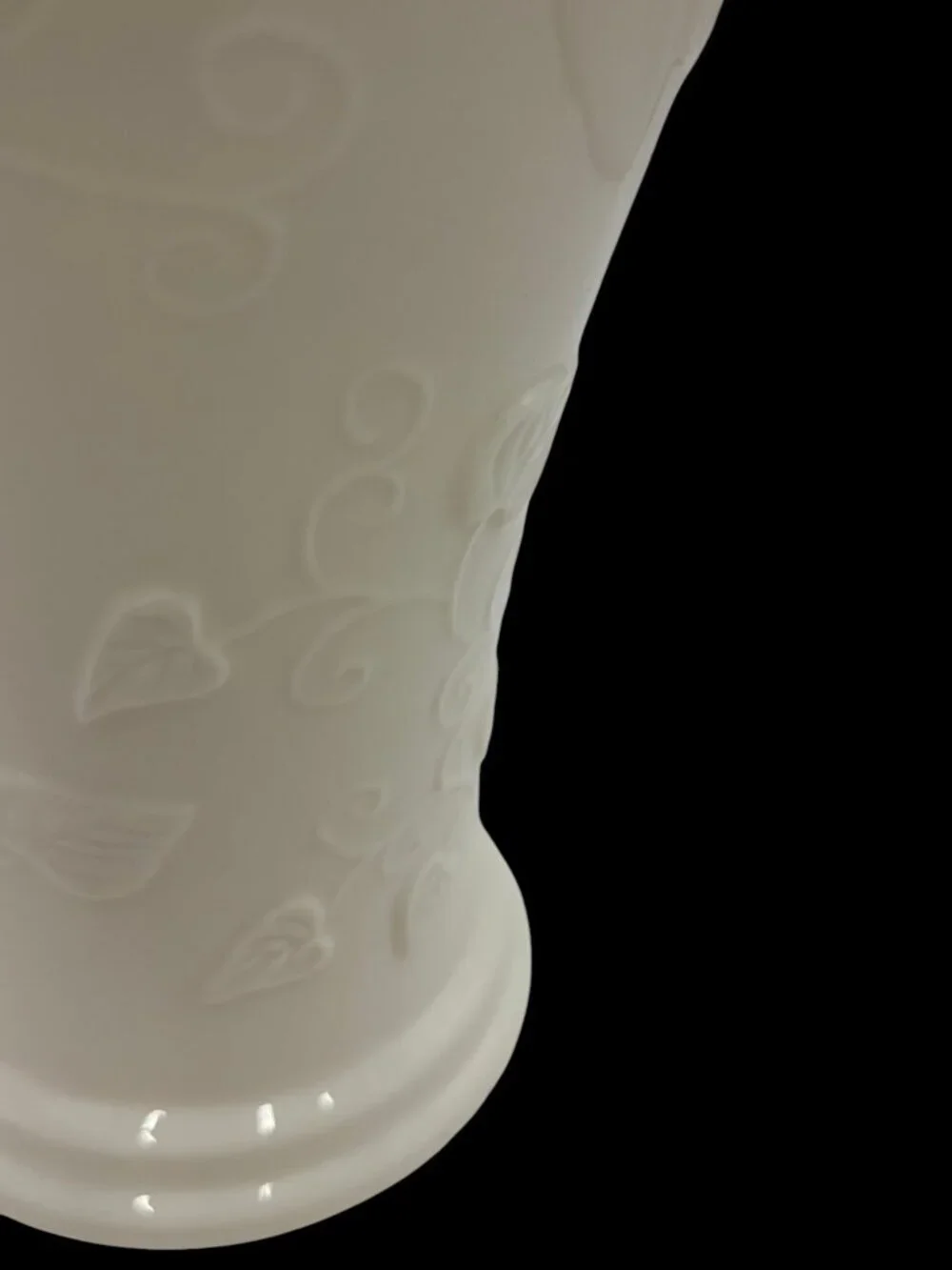 VTG Belleek Ireland Parian China Vase – Grape Vine Pattern – Ivory White Floral